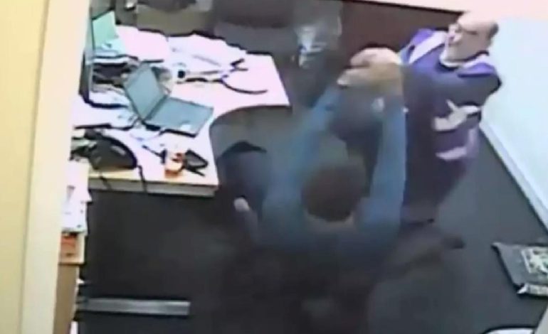 Okul müdürü, kendisi ile aynı kadınla ilişki yaşayan, öğretmene İngiliz anahtarı ile saldırdı