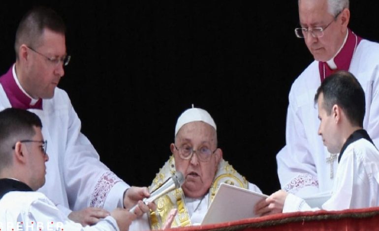 Ölümden dönen Papa ilk kez halk karşısına çıktı, barış mesajı verdi