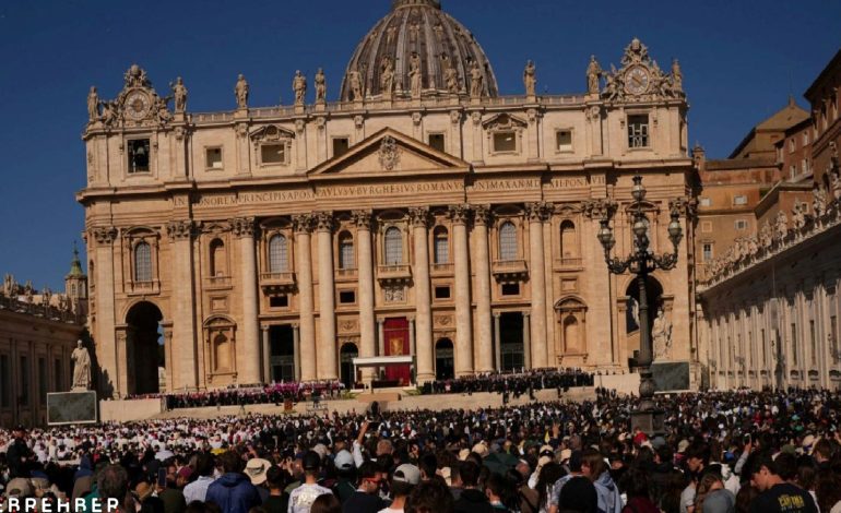 Papa Francis, son yolculuğuna uğurlanıyor
