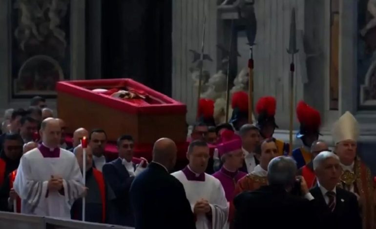 Papa Franciscus’un naaşı Aziz Petrus Bazilikası’nda! On binler naaşı görmek için Vatikan’a akın etti