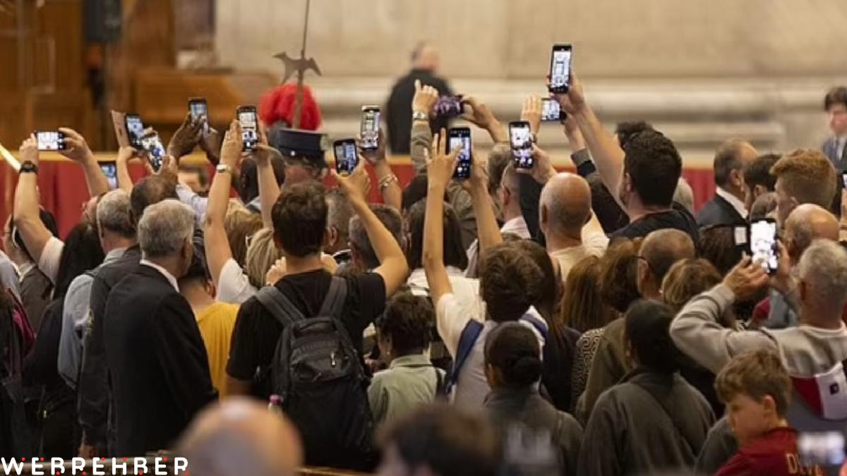 Papa Francis’in cansız bedeni başında fotoğraf çekme yarışı
