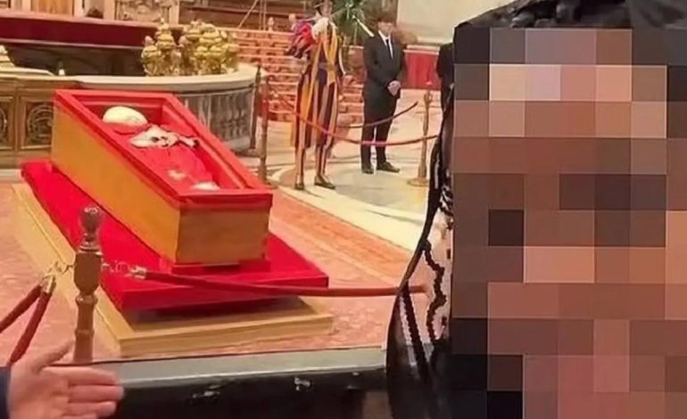 Papa’ya büyük saygısızlık! Naaşının önünde selfie çektiler