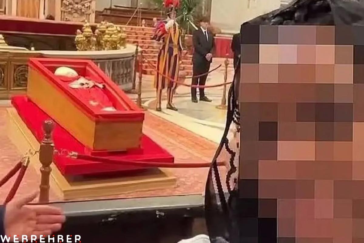 Papa’ya büyük saygısızlık! Naaşının önünde selfie çektiler