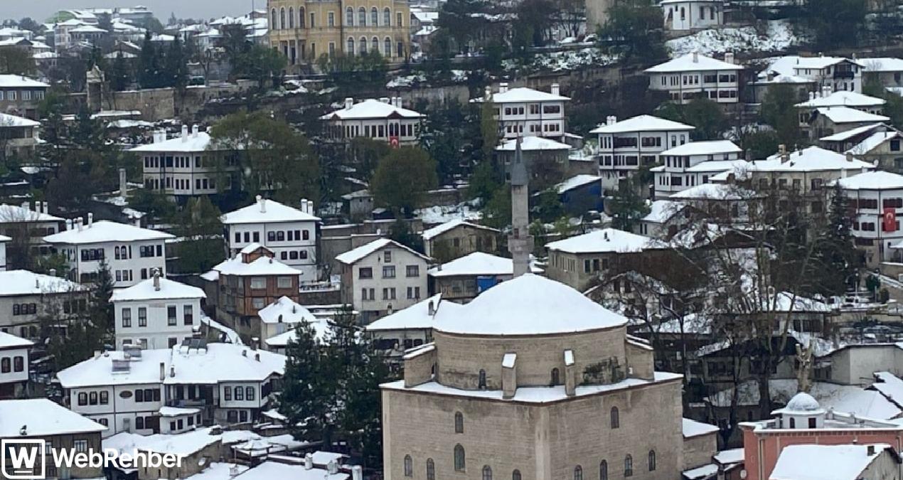 Safranbolu’da kar yağışı tarihi konakları beyaza bürüdü