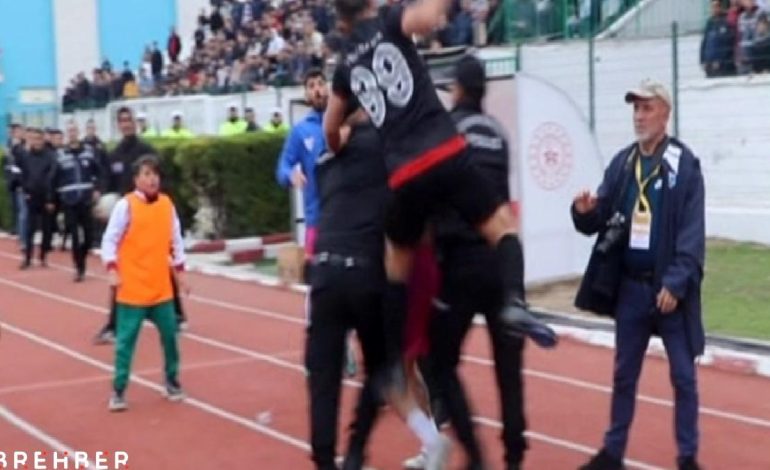Şampiyonluk maçında kavga çıktı! Futbolcuları polis ayırdı