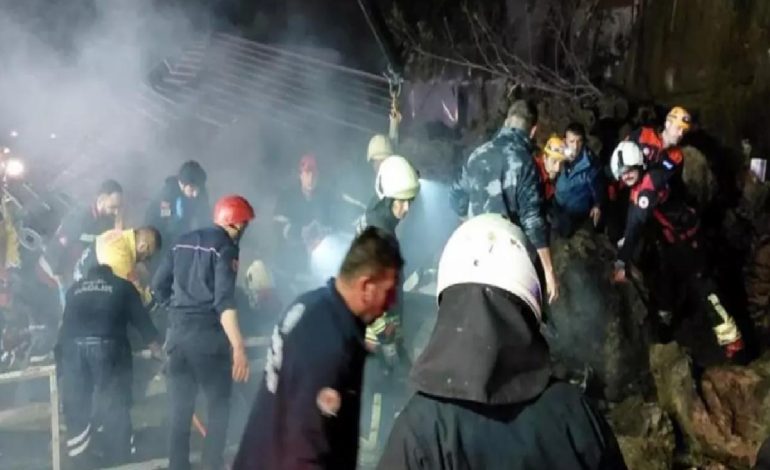 Samsun’da heyelan faciası! Dağdan kopan kayalar aracın üstüne düştü, mahsur kalanlar var!