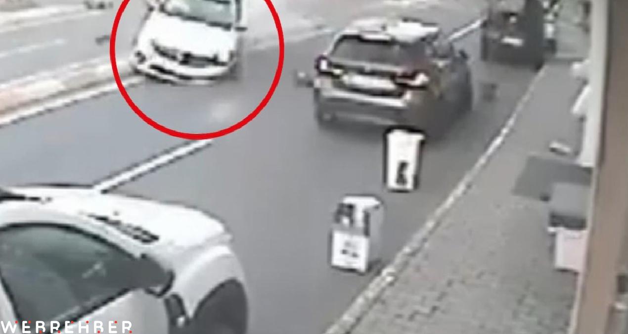 Sarıyer’de yola çıkan araca çarpan otomobil, karşı şeride geçti