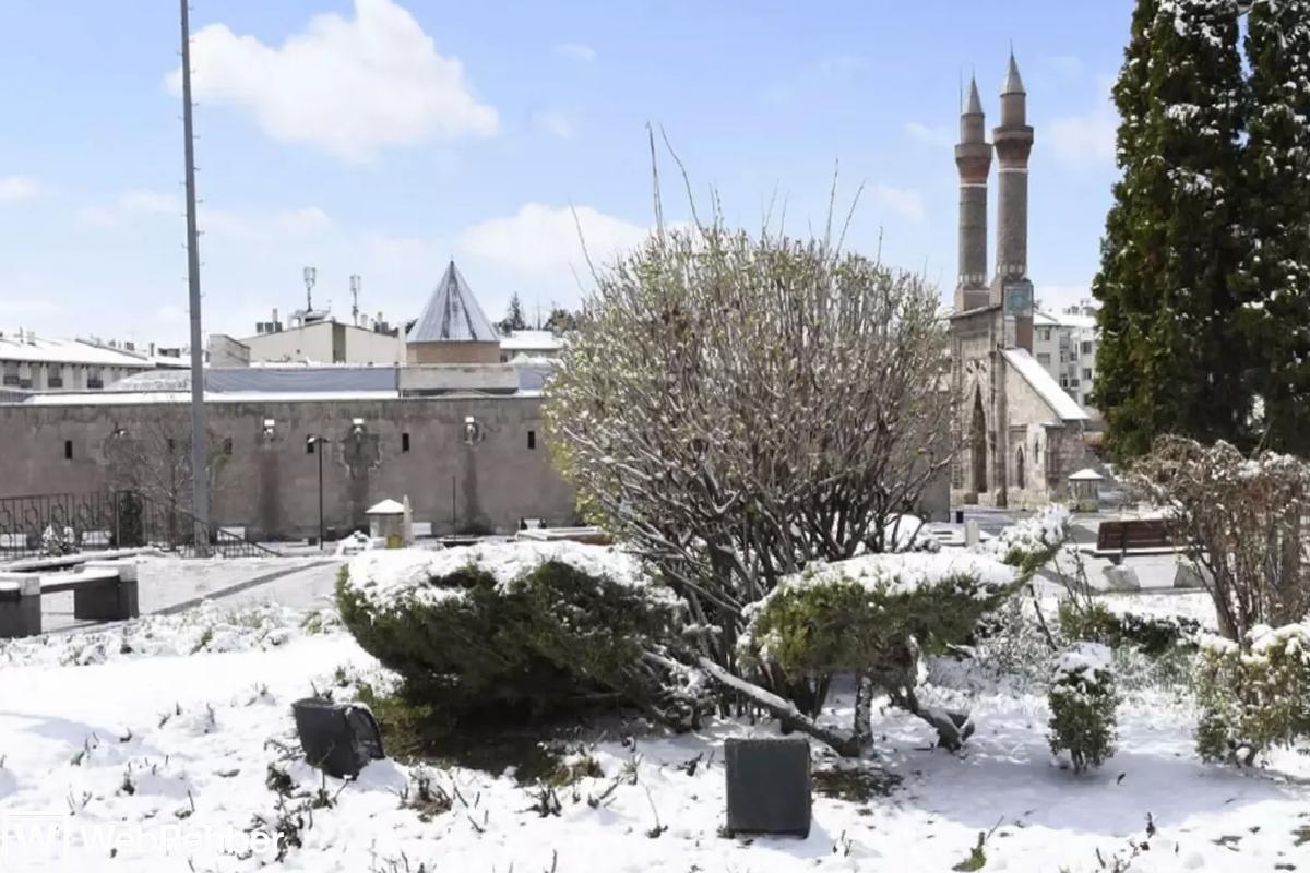 Sivas, nisan ayında eksi 17 derece ile buz kesti