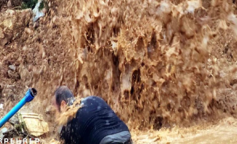 Su isale hattı patladı, tonlarca su boşa aktı, işçilerin zor anları kameraya yansıdı