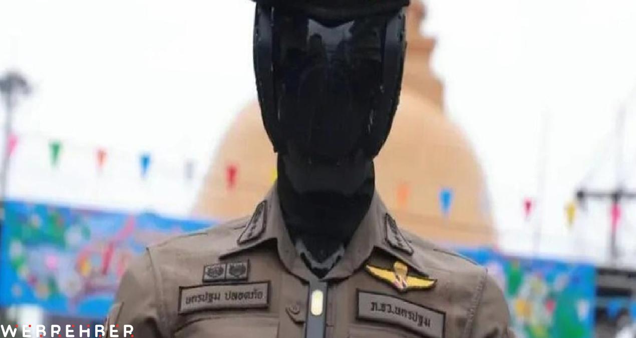 Tayland polisi, robot meslektaşlarıyla devriyeye çıkıyor