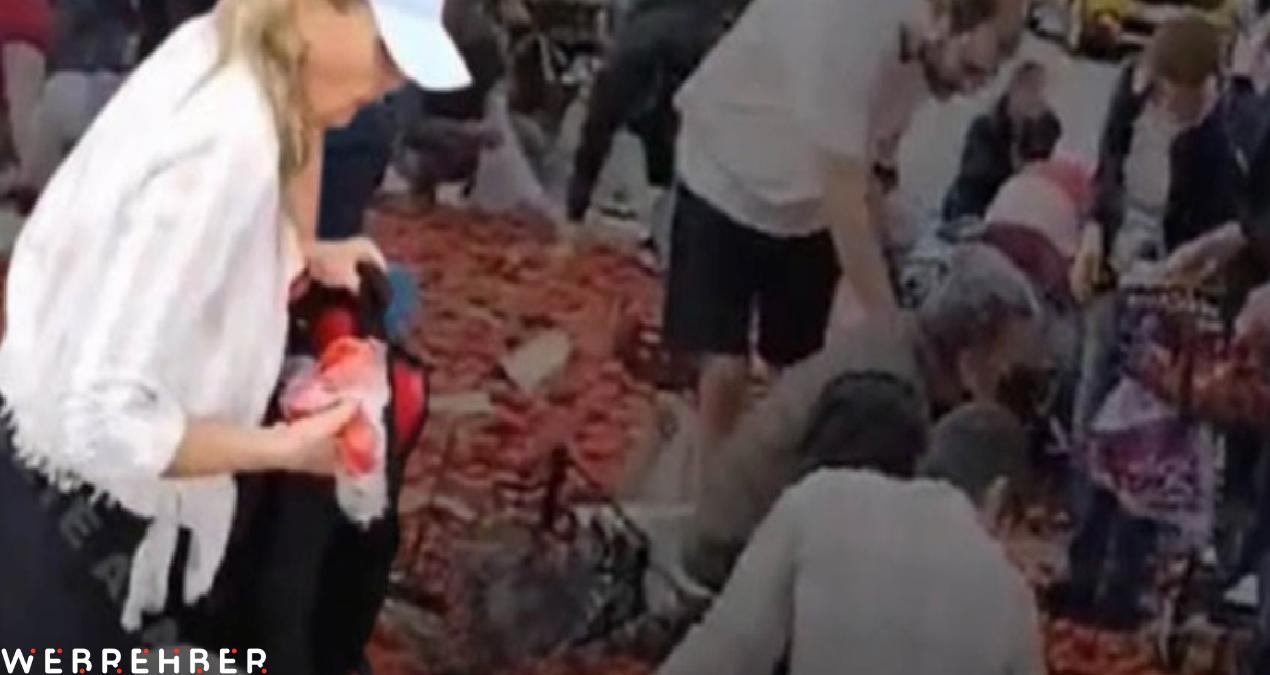 TIR değil vicdanlar devrildi! Yola saçılanları yağmaladılar