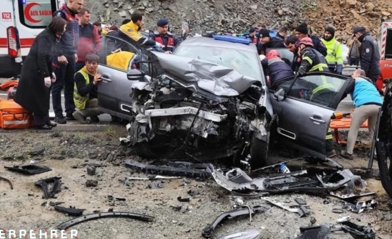 Trabzon’da iki araç kafa kafaya çarpıştı: 7 yaralı
