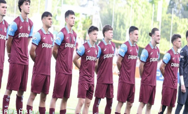 Trabzonspor tribünleri: Türkiye sizinle gurur duyuyor!
