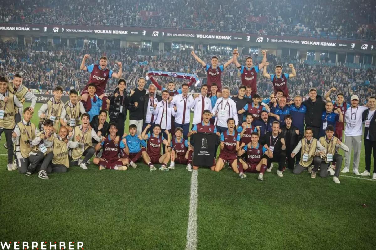 Trabzonspor, U19 takımından 13 futbolcuyla profesyonel sözleşme imzaladı