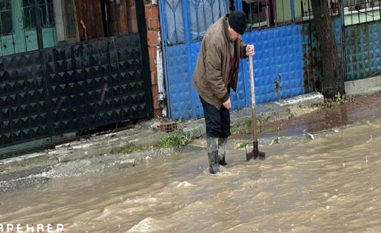 Uşak’ta sağanak yağış etkili oldu