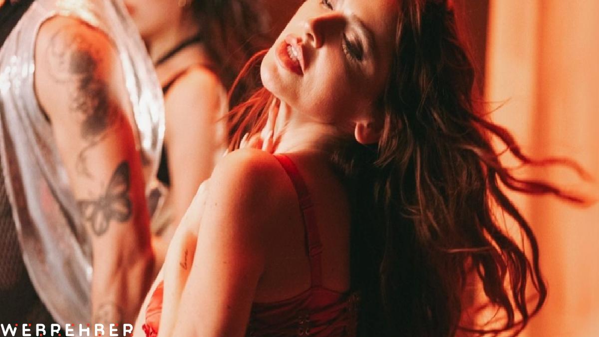 Yönetmen sevgilisinden ayrılan Hadise sahnede ağladı