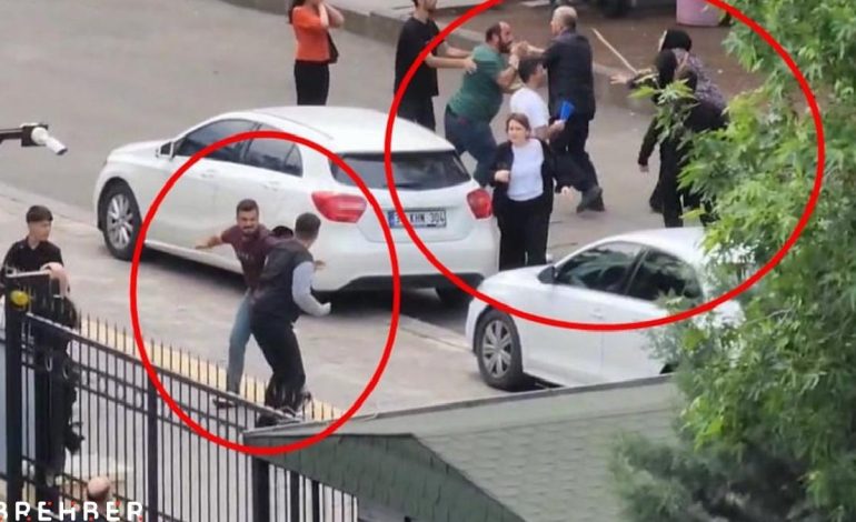 Adliye önünde sopalı, tekmeli ve yumruklu kavga çıktı