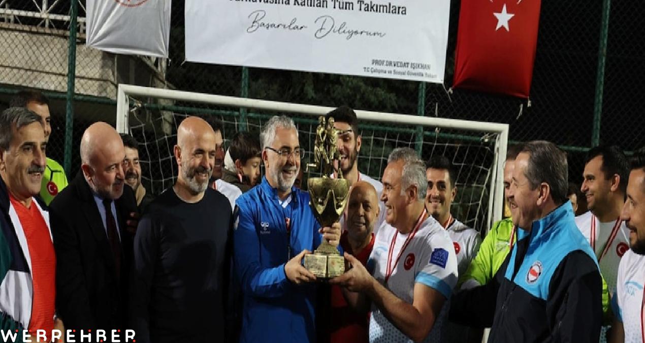 Asgari ücret pul oldu bakan top peşinde