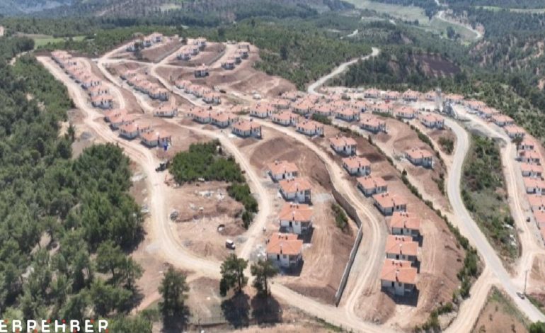 Depremzede muhtardan duygulandıran sözler: Villa gibi evlerimiz oldu