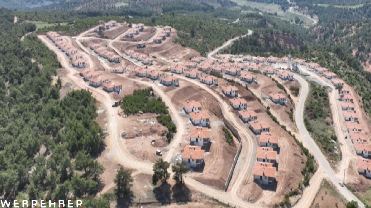 Depremzede muhtardan duygulandıran sözler: Villa gibi evlerimiz oldu