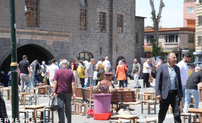 Diyarbakır’da PKK’nın fesih ilanı sevinci: Hepimiz bu ülkenin vatandaşlarıyız