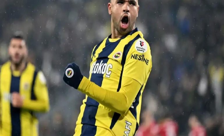 En-Nesyri gol attıktan sonra taraftarlara hareket çekti