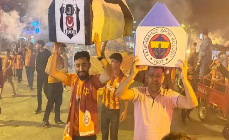 Galatasaraylı taraftarlar şampiyonluğu Fenerbahçe ve Beşiktaş tabutu ile kutladı