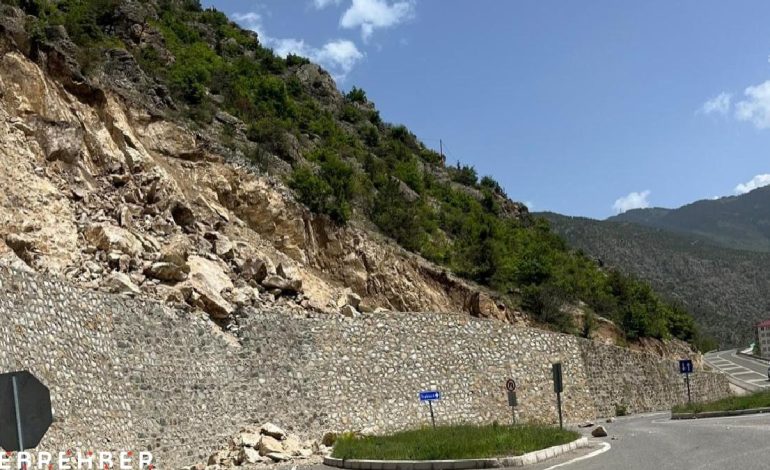 Gümüşhane’de heyelan nedeniyle mahalle yolu ulaşıma kapatıldı