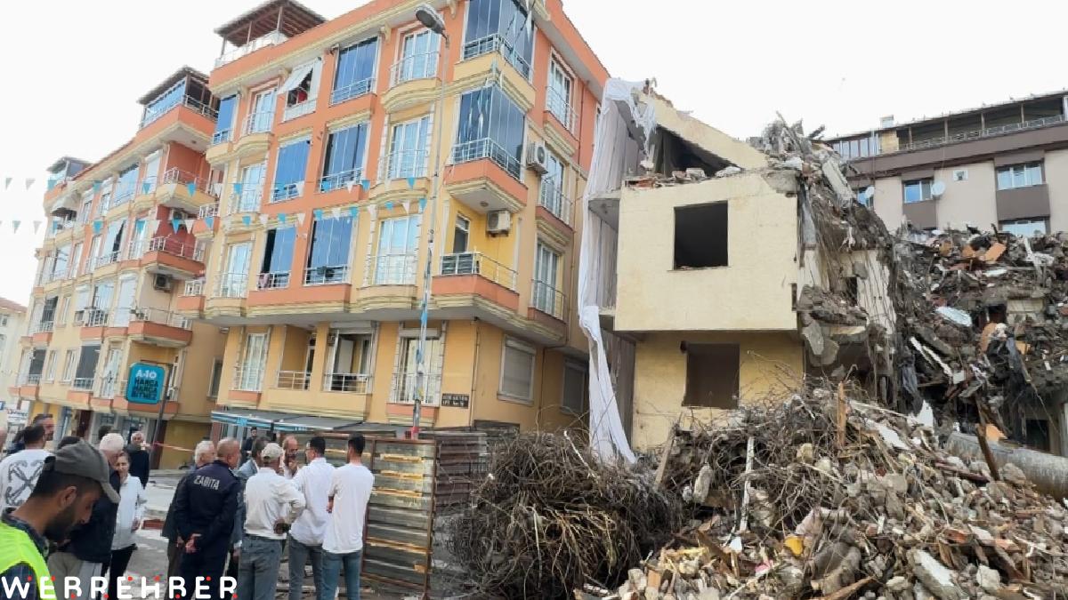İstanbul’da riskli bina yıkıldı: Çevredeki 4 bina tahliye edildi