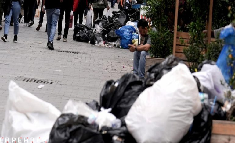 İzmir’de sokaklarda çöp dağları oluştu