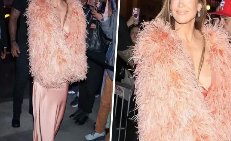 Jennifer Lopez, sütyensiz katıldığı konserde frikik verdi