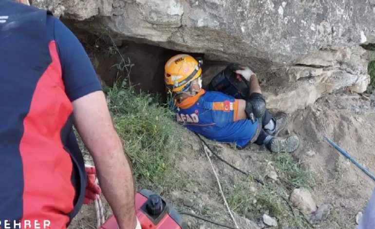 Kaçak kazı yaparken üzerine devrilen kayanın altında can verdi