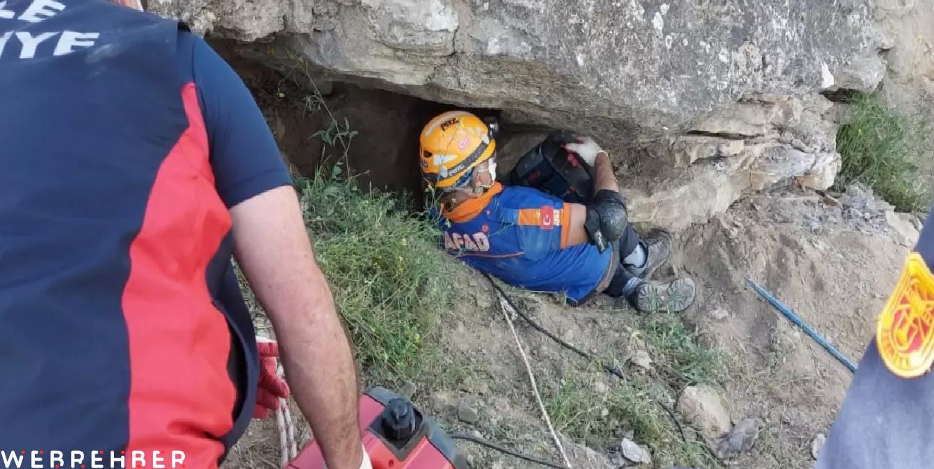 Kaçak kazı yaparken üzerine devrilen kayanın altında can verdi