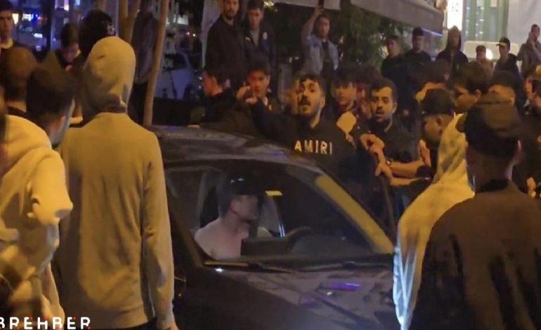 Kadıköy’de Galatasaray taraftarlarının araçları taşlandı