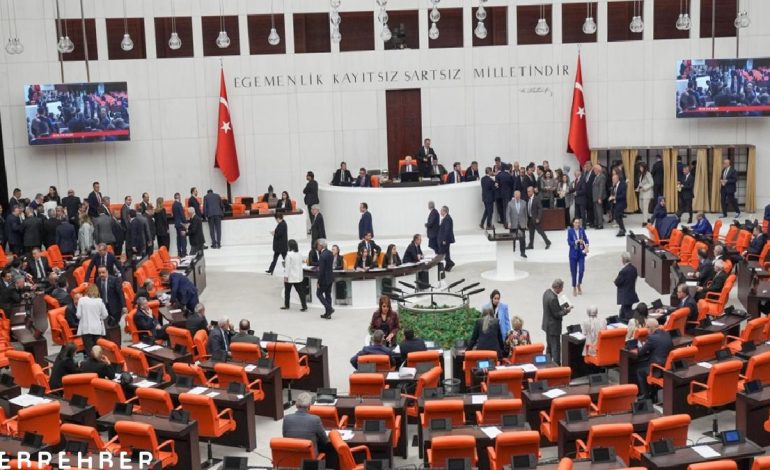 Kanun teklifi TBMM’de kabul edildi: Memurluğa 35 yaş sınırı getirildi