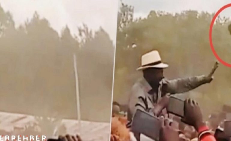 Kenya Devlet Başkanı Ruto’ya mitingde ayakkabı fırlatıldı