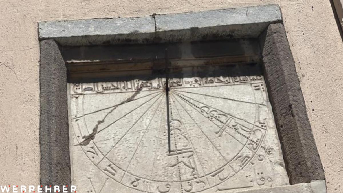 Konya’da 616 yıldır güneş ışığı ile namaz vakitlerini gösteren cami saati