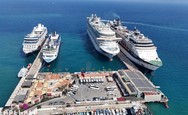 Kuşadası’na aynı anda 4 kruvaziyer demirledi