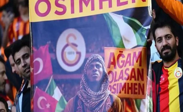 Maç öncesi tribünlerde dikkat çeken Osimhen pankartı