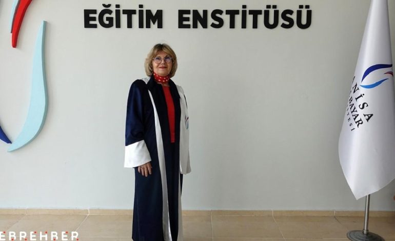 Manisa’da 72 yaşında üniversiteye dönüp “doktor” ünvanı aldı