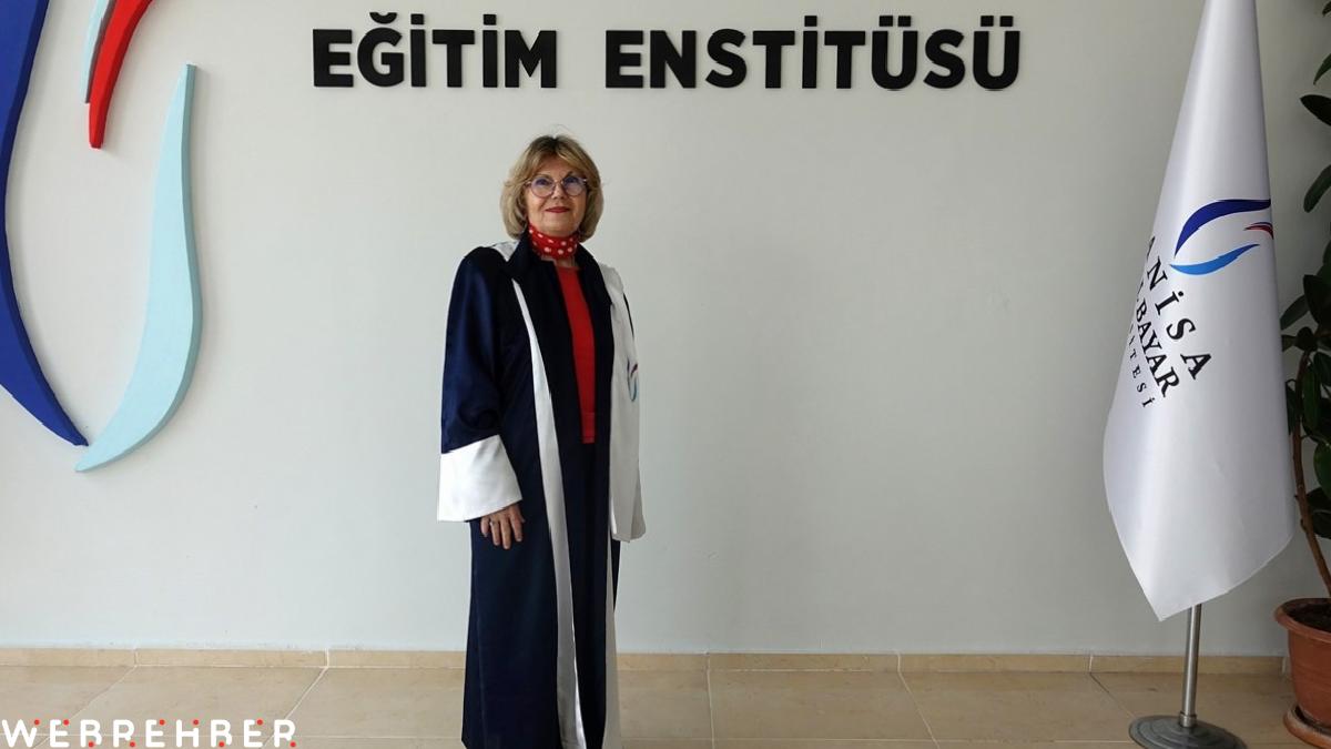 Manisa’da 72 yaşında üniversiteye dönüp “doktor” ünvanı aldı