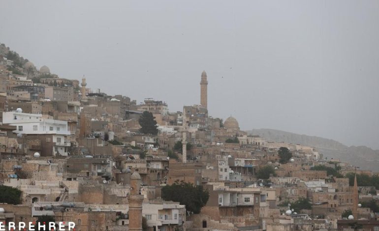 Mardin’in üzerini toz kapladı