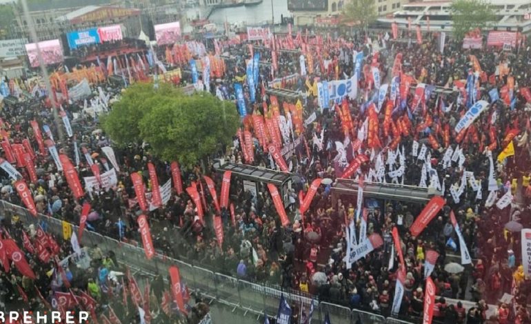 Meydan tutsaksa otokrasidir