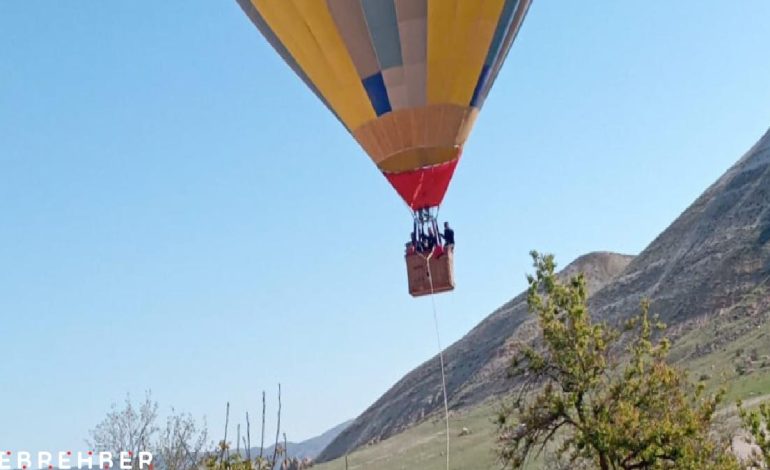 Nevşehir’de sıcak hava balonu, kayalıklara zorunlu iniş yaptı