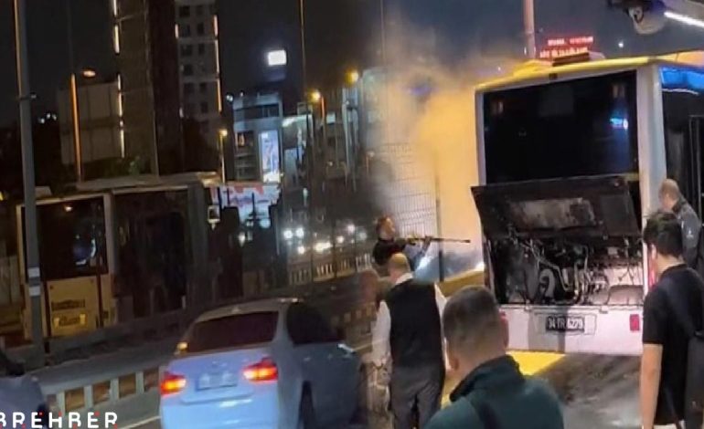 Okmeydanı’nda metrobüs alev aldı! Yolcular tahliye edildi