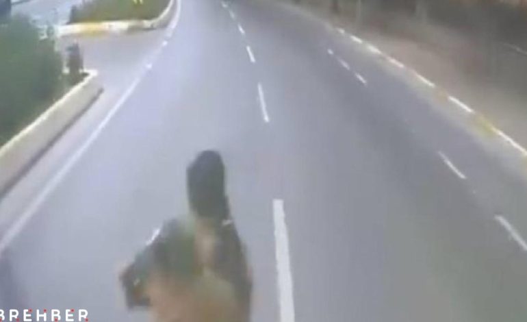 Ölümden bir saniyeyle kurtuldular! TIR’ın altında ezileceklerdi
