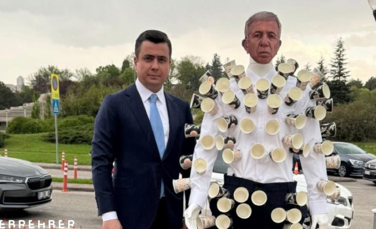 Osman Gökçek, Meclis’e Mansur Yavaş maskeli cansız manken getirdi