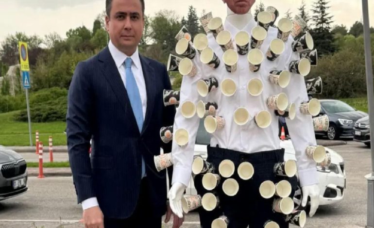 Osman Gökçek, Meclis’e Yavaş maskeli cansız mankenle geldi