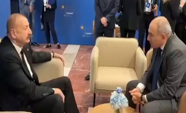 Paşinyan’ın Aliyev karşısındaki hali alay konusu oldu! Süt dökmüş kedi gibi…
