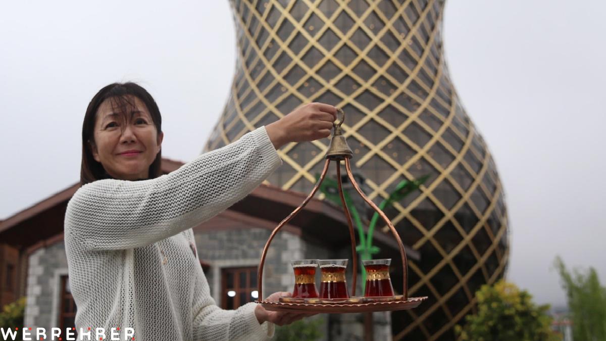 Rize’de Japon çay ustası Türk usulü çay demledi